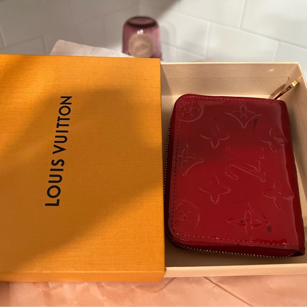 Louis Vuitton patent small compact zippy wallet